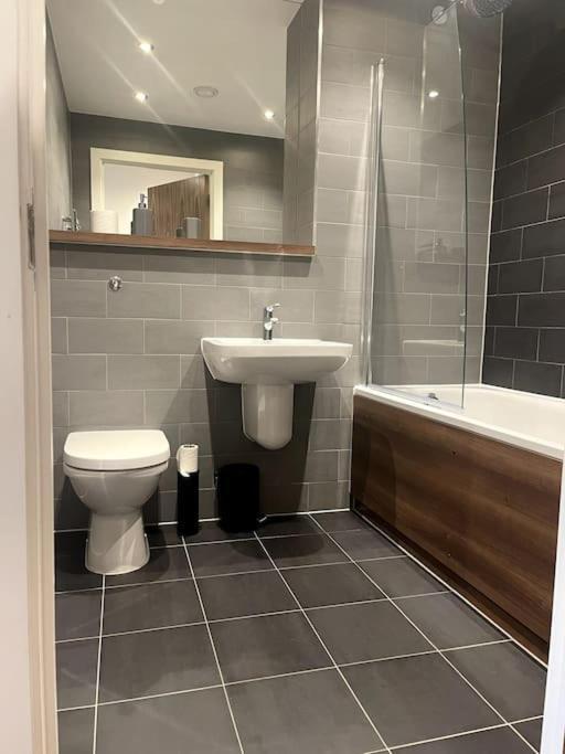 Lovely 2-Bedroom Condo With Balcony Манчестер Экстерьер фото